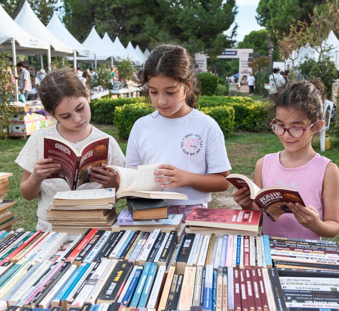 İZKİTAP’ta ilk gün yoğun ilgi